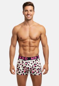 Männliche Boxer Shorts aus einem weißen Stoff mit einem schwarz-pinken Leopardenmuster. Schwarzer Bund mit dem "MR U"-Logo in pinker Schrift.