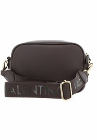Sac en cuir grainé marron avec fermeture éclair sur le dessus, forme rectangulaire, et une large bandouli ère en tissu ornée de "VALENTINO" en lettres majuscules. Détails en métal doré.