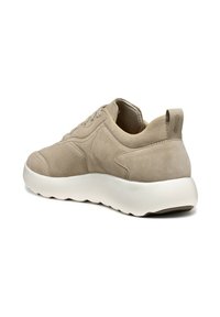 Baskets en daim beige avec une semelle en caoutchouc blanc, bout rond et design à lacets. Présente des coutures distinctives et un logo sur le talon.