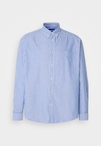 Chemise bleu clair à manches longues avec rayures blanches verticales, col boutonné, poche poitrine et poignets boutonnés.