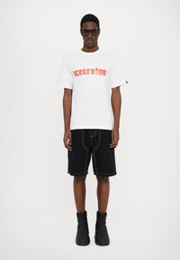 Icecream SOFT SERVE - Apdrukāts T-krekls - white