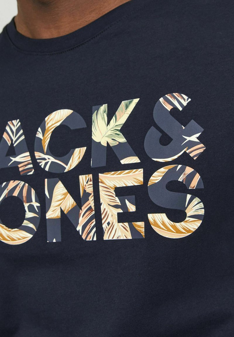 Jack & Jones JCOBOOSTER SS CREW NECK JUN - Camiseta Estampada - Navy