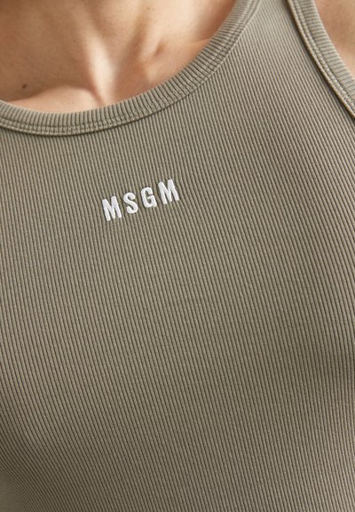 Tanc cu dungi verde măsliniu, cu decolteu rotund și logo-ul alb "MSGM" brodat pe piept. Textură netedă și design ajustat.