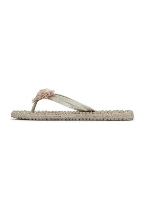 Tongs à semelle tissée beige avec une bride pailletée et une décoration fleur en tissu rose sur fond blanc.