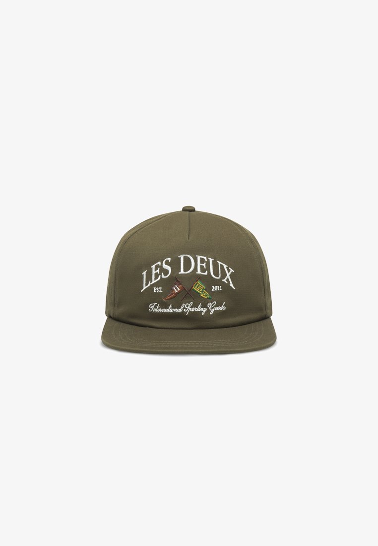 Boné verde oliva com aba reta, apresentando o texto bordado em branco "LES DEUX" e desenhos cruzados de equipamentos desportivos. Feito de material têxtil.