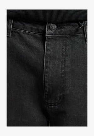 Mustad denim teksad, mis omavad sügavat tekstuuri. Omab ees olevat nupuvärvi, peene õmbluse detaile ja klassikalist viie-taskutega disaini.