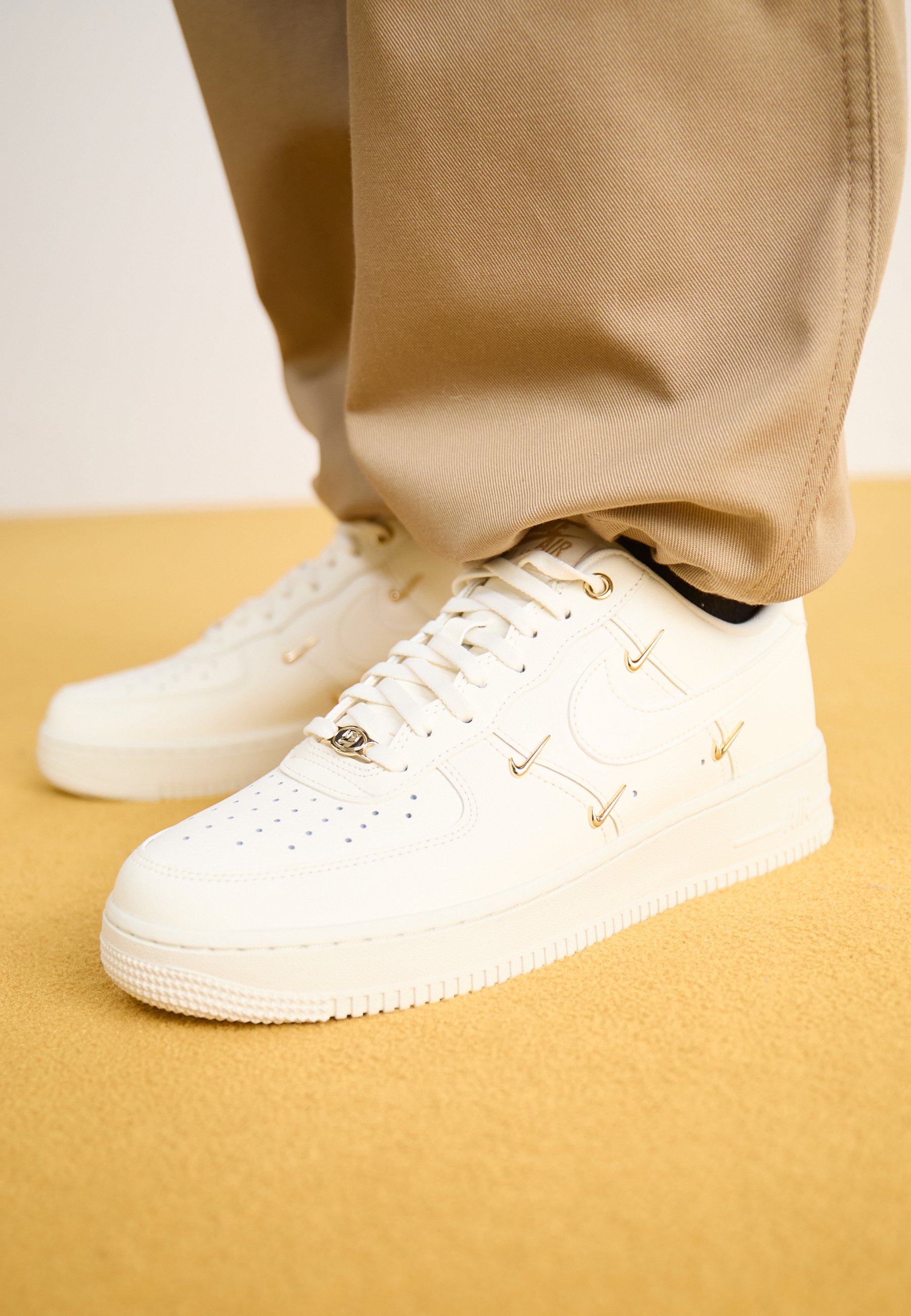 Nike Sportswear AIR FORCE 1 '07 LX - Sneaker low - sail/metallic