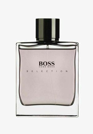 Klart glas rektangulær parfume flaske med en sort kappe. Flasken indeholder en lys pink duft og har "BOSS SELECTION" trykt i sort.