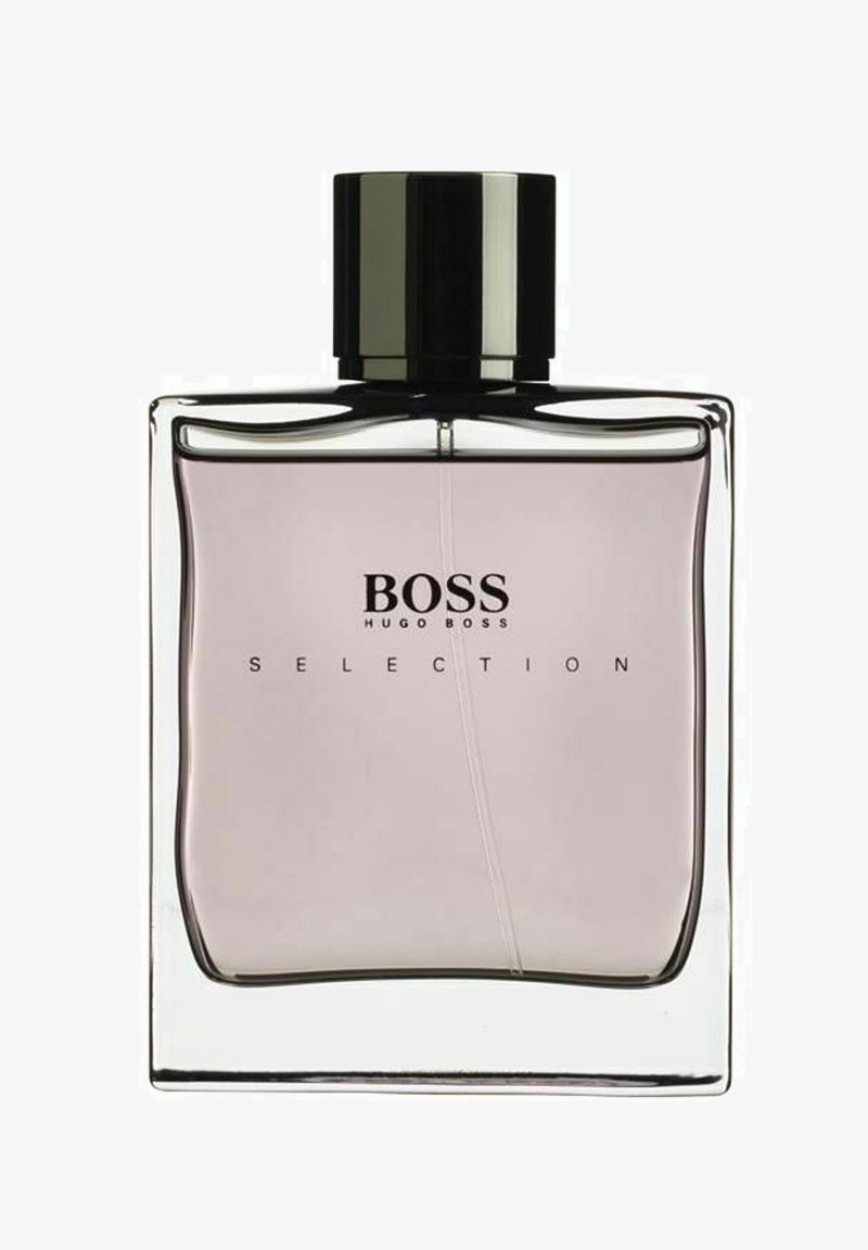 Klart glas rektangulær parfume flaske med en sort kappe. Flasken indeholder en lys pink duft og har "BOSS SELECTION" trykt i sort.