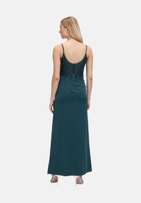 Teel Satin-Maxi-Kleid mit Spitzenrücken, verstellbaren dünnen Trägern und enganliegender Silhouette, mit einem Schlitzsaum und Reißverschluss.