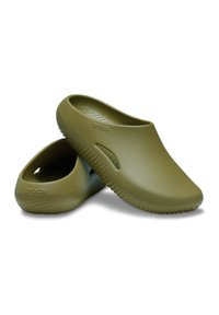 Groene plastic klompen met een afgeronde neus, instapontwerp en een tekstuur op de buitenzool. Bevat ventilatiegaten en een logo op de zijkant.