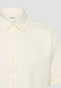 Chemise à manches courtes couleur crème avec des rayures verticales texturées et un col classique, étiquetée s.Oliver, coupe régulière.