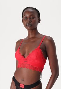 HUGO PADDED - Liemenėlė su trikampio formos kaušeliais - red eleven