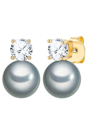 Goldene Ohrstecker mit klaren, runden Edelsteinen über großen, glatten, grauen Perlen, Nahaufnahme vor weißem Hintergrund.