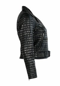 Čierna kožená motocyklová bunda so striebornými cvokmi, zipsovými vreckami a opaskom v páse. Má textúrovaný povrch a priliehavý strih.