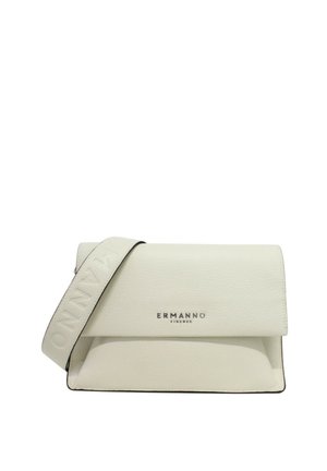 Borsa a tracolla in pelle bianca Ermanno Firenze con ampio cinturino goffrato e chiusura con patta.