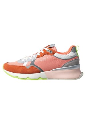 Sidevisning af en pink og orange sneaker med hvide snørrebånd, grå og grønne accenter og "Pepe Jeans" logo på siden.