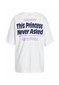 T-shirt en coton blanc avec une coupe décontractée. Le texte au dos indique "Cette princesse n'a jamais demandé de prince" en violet foncé et violet clair.