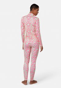 Een volledige zwemkleding in een levendig roze en muntgroen abstract patroon, met lange mouwen en een hoge halslijn, gemaakt van rekbare, gladde stof.