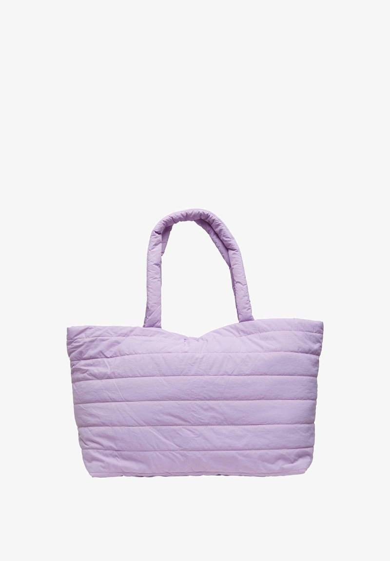 Jasnofioletowa pikowana torba na ramię z falistą górną krawędzią, dwoma uchwytami i przeszytymi poziomymi liniami, wykonana z miękkiego, wyściełanego materiału.