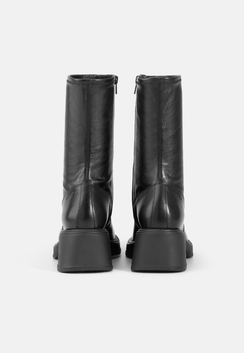Stivaletti neri in pelle con tacco quadrato, chiusura con zip sul retro e una finitura liscia, leggermente strutturata.