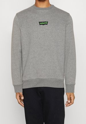 Sweatshirt gris en coton, avec un col rond et des manches longues. Logo Levis vert emblématique sur la poitrine. Bords-côtes aux poignets et à l'ourlet.
