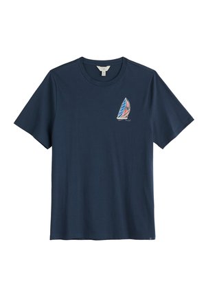 Camiseta de algodón azul marino de manga corta con un pequeño gráfico de un velero colorido en el lado izquierdo del pecho. Cuello redondo simple.