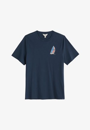 Námořnická modrá bavlněná tričko s krátkým rukávem, na levé hrudi se nachází malý, barevný motiv plachetnice. Jednoduchý kulatý výstřih.