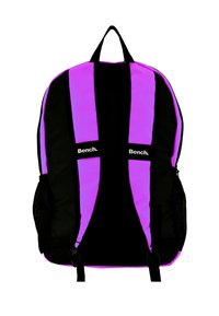 Zaino con un corpo principale nero e vivaci cinghie e dettagli viola. Due tasche laterali in rete per il contenimento; logo in mostra in modo prominente.