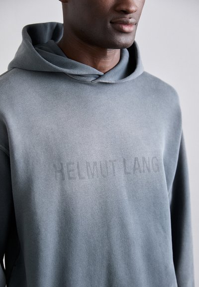 Hall gris pehmea kangaga, millel on ees suur reljeefne "HELMUT LANG" logo ja lai kapuuts.