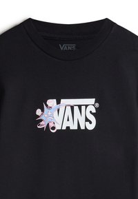 Sort bomulds t-shirt med et stort hvidt "VANS" logo og et pink grafisk billede af en knytnæve og sneakers. Klassisk crew neck design.