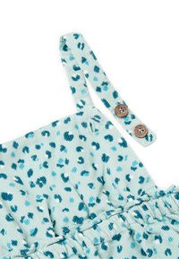 Vestido de micropana azul claro con un estampado de leopardo, dobladillo con volantes y tirantes ajustables que cuentan con dos botones marrones.