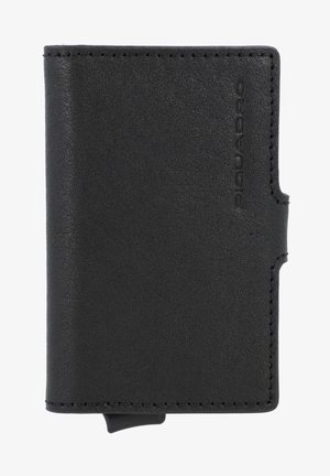Cartera de cuero negra con superficie texturizada, forma rectangular compacta, costura discreta y un compartimento para tarjetas o efectivo en el lateral.