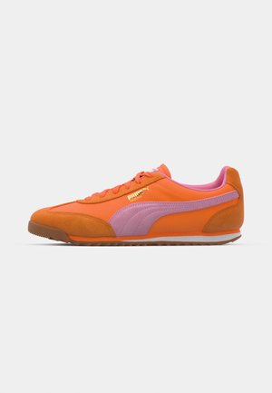 Orange og pink sneakers lavet af ruskind og syntetiske materialer, med rund tå, snørebånd og struktureret gummisål. Guldlogo som accent.