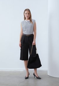 Anna Field Top - black/white