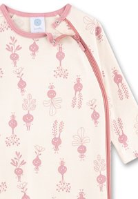 Roze-gepatroniseerde babybodysuit met gestileerde karakters en planten, op een zachte crèmekleurige achtergrond en een contrasterende rits langs de zijkant.