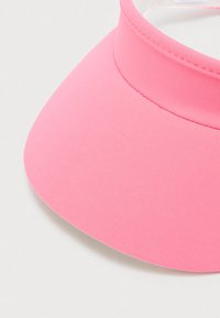 Rozā viziera cepure no gludas auduma ar platu, apaļu malām un pieguļošu lentu galotnē. Vienkāršs dizains bez rotājumiem.