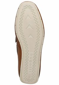Scarpa in pelle marrone con suola in gomma bianca, caratterizzata da un battistrada testurizzato e un motivo angolato. Il marchio "bugatti" è visibile sulla suola.