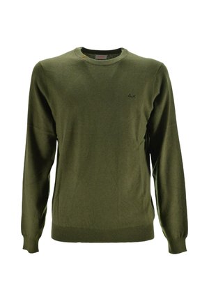 Maglione a maniche lunghe verde scuro con collo a giro, dotato di un piccolo logo nero sul lato sinistro del petto e bordi a coste sulle maniche e sull'orlo.