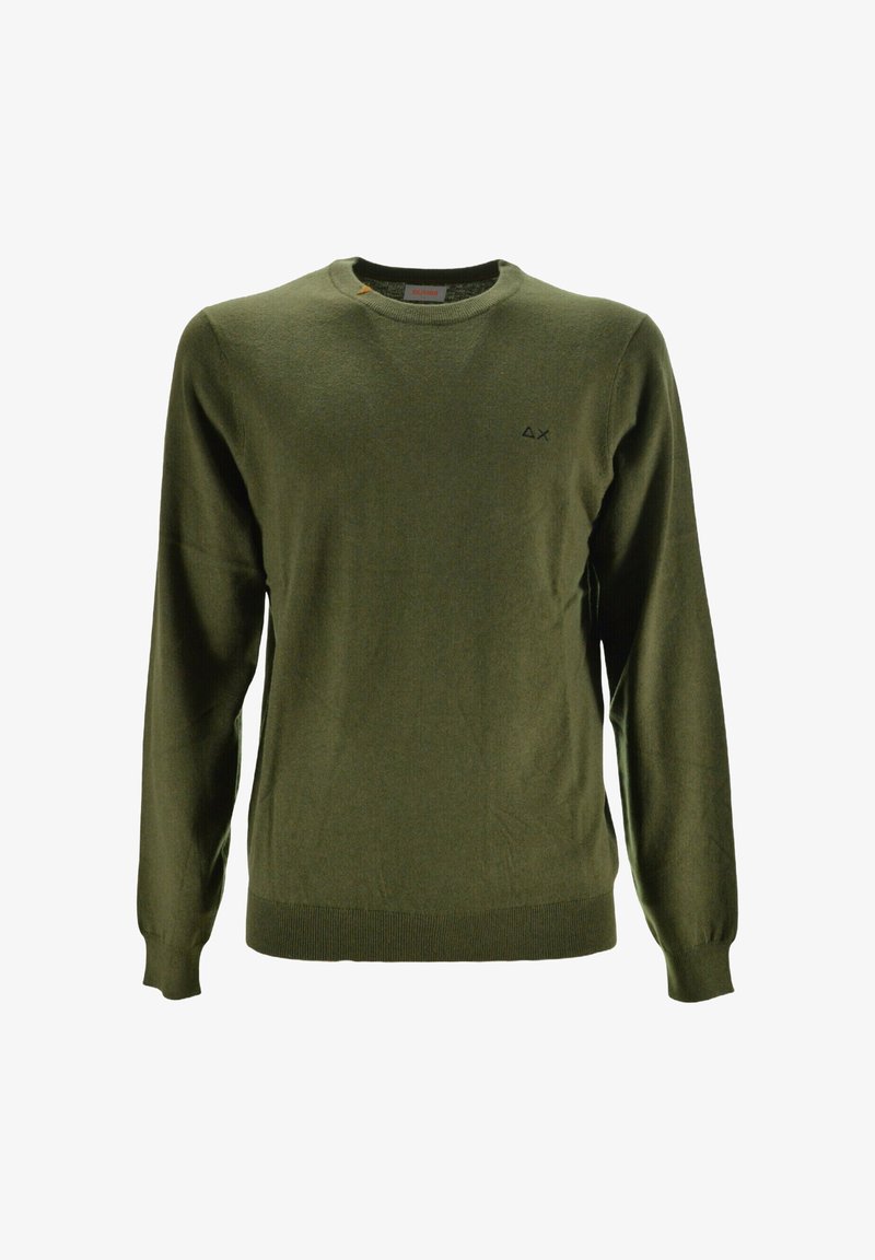 Maglione a maniche lunghe verde scuro con collo a giro, dotato di un piccolo logo nero sul lato sinistro del petto e bordi a coste sulle maniche e sull'orlo.