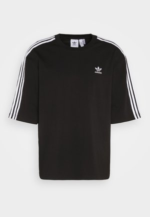 Must musta lühikeste varrukatega T-särk, mis on valmistatud puuvillast, ja millel on valged kolme triibuga aktsendid õlgadel ning tikandiga Adidas'i logo rinnal.