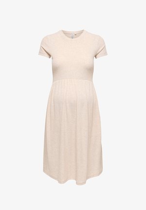 Robe de maternité beige côtelée avec manches courtes et partie supérieure ajustée, s'évasant doucement à partir de la taille empire.