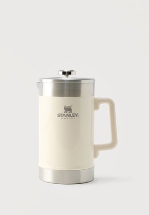 Cafetieră French press din oțel inoxidabil de culoare crem, cu mâner și logo Stanley pe partea din față.