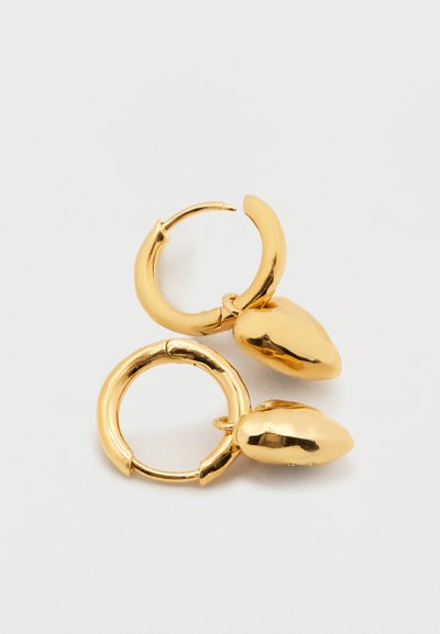 Gullfargede øredobber med polert finish, med dråpeformede detaljer som henger fra ørene. Rund form, glatt tekstur.