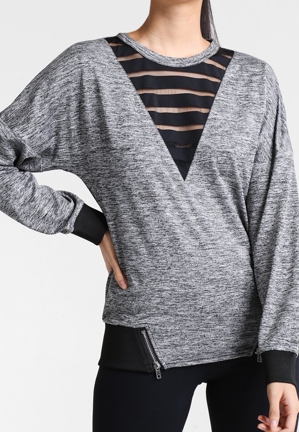 Pullover grigio a maniche lunghe con inserto in rete nera a forma di V, caratterizzato da un design a righe, polsini a coste e dettagli laterali con zip.
