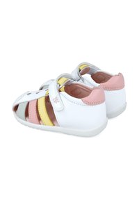Sandalias de cuero blanco con correas de velcro, que presentan rayas coloridas en verde, amarillo, rosa y blanco. Punta redondeada y suave forro interior.