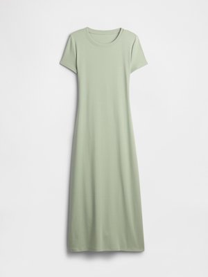 Rochie maxi verde deschis, cu mânecă scurtă și guler rotund, cu croială dreaptă, expusă pe un fundal alb simplu.