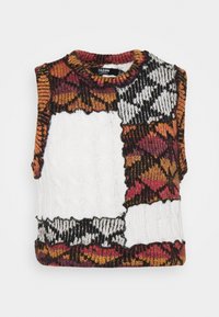 Kudotu hihaton toppi, jossa on tilkkutyökuvio valkoisessa, oranssissa, burgundinpunaisessa ja mustassa; tekstuurilliset kaapelikudokset ja ruutukuviot.