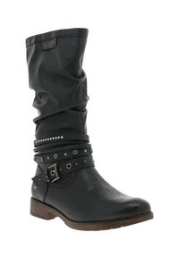 Botte noire montant jusqu'au genou avec un dessus flou, en simili cuir texturé, multiple bandes décoratives avec des clous et une boucle, et un petit talon marron.