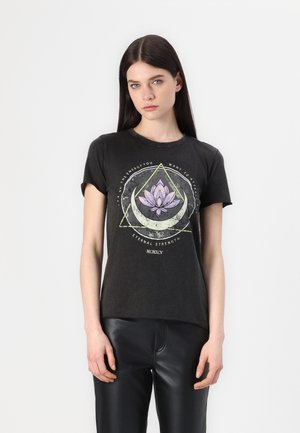 T-shirt en coton noir à manches courtes. Comprend un grand motif de lotus et de formes géométriques en violet et vert. Coupe décontractée.